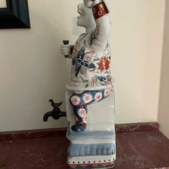 Imari ware Dutch man sitting on a barrel - Picture 5 of 7